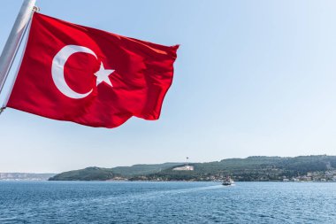 Türk bayrağı ve Dur Yolcu Anıtı, Kilitbahir bölgesinde, Çanakkale, Türkiye'nin arka plan üzerinde