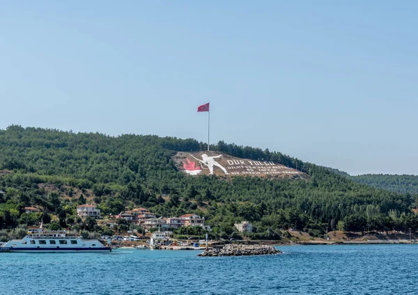 Dur Yolcu memorial Kilitbahir bölgesinde. Bu anıt İngilizce çeviri Traveller durdurmak olduğunu! Bir kez basmak toprak bir devrin sonu tanık.