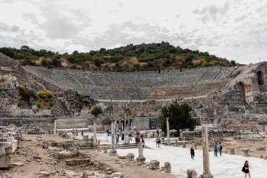 Selçuk, Izmir, Türkiye: 20 Ağustos 2017 yılında Efes tarihi antik kenti, antik kalıntılar kişi ziyaret