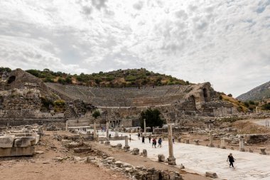 Selçuk, Izmir, Türkiye: 20 Ağustos 2017 yılında Efes tarihi antik kenti, antik kalıntılar kişi ziyaret