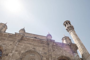 Bir boroque ve geleneksel Osmanlı mimarisi, Konya, Türkiye antik Aziziye Mosque.The Camii dış görünümü vardır.