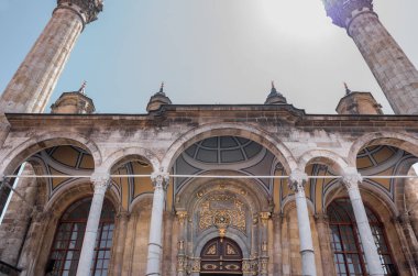 Dış detaylı antik Aziziye Mosque.The Camii bir Barok ve geleneksel Osmanlı mimarisinde Konya,Turkey.28 Ağustos 2017 görülmektedir
