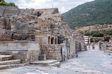 Selçuk, Izmir, Türkiye: 20 Ağustos 2017 yılında Efes tarihi antik kenti, antik kalıntılar kişi ziyaret