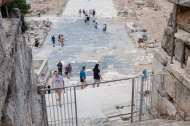 Selçuk, Izmir, Türkiye: 20 Ağustos 2017 yılında Efes tarihi antik kenti, antik kalıntılar kişi ziyaret