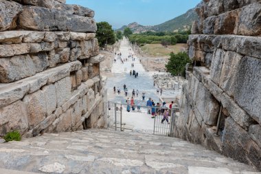 Selçuk, Izmir, Türkiye: 20 Ağustos 2017 yılında Efes tarihi antik kenti, antik kalıntılar kişi ziyaret