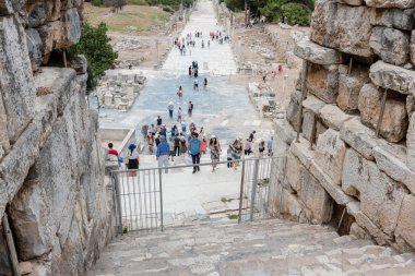 Selçuk, Izmir, Türkiye: 20 Ağustos 2017 yılında Efes tarihi antik kenti, antik kalıntılar kişi ziyaret
