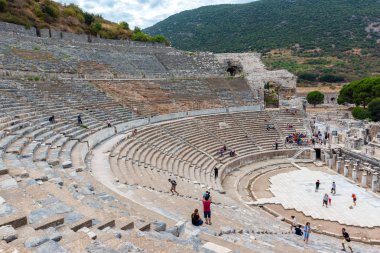 İnsanlar anfi tiyatro (Coliseum), Selçuk, Izmir, Türkiye: 20 Ağustos 2017 yılında Efes tarihi antik kenti ziyaret edin