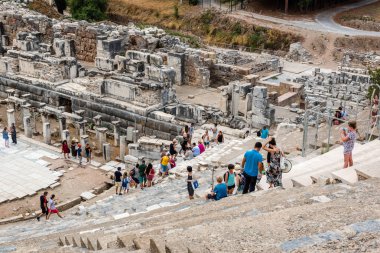İnsanlar anfi tiyatro (Coliseum), Selçuk, Izmir, Türkiye: 20 Ağustos 2017 yılında Efes tarihi antik kenti ziyaret edin
