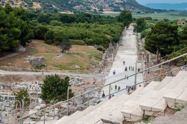 İnsanlar anfi tiyatro (Coliseum), Selçuk, Izmir, Türkiye: 20 Ağustos 2017 yılında Efes tarihi antik kenti ziyaret edin