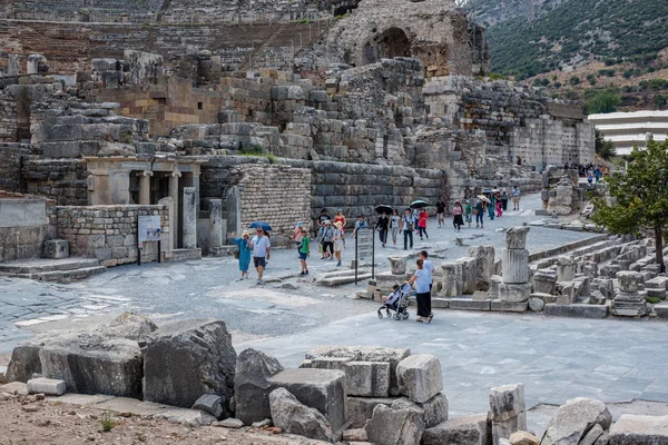 Ludzie Odwiedzić Starożytne Ruiny Ephesus Historyczny Starożytnego Miasta Selçuk Izmir — Zdjęcie stockowe