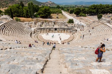 İnsanlar anfi tiyatro (Coliseum), Selçuk, Izmir, Türkiye: 20 Ağustos 2017 yılında Efes tarihi antik kenti ziyaret edin