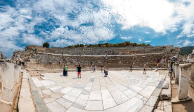 İnsanlar Selcuk.High çözünürlük panoramik görünümü Efes tarihi antik kenti, anfi tiyatro (Coliseum) ziyaret edin. Izmir, Türkiye: 20 Ağustos 2017