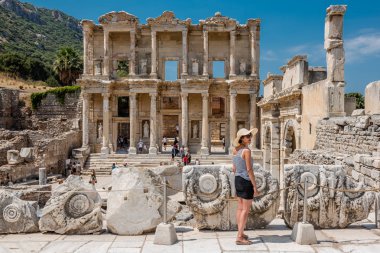 Selçuk, Izmir, Türkiye: 20 Ağustos 2017 yılında Efes tarihi antik kenti, antik Celsus Kütüphanesi genel görünümü