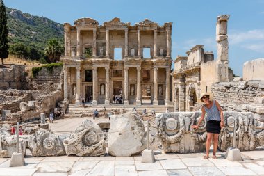 Selçuk, Izmir, Türkiye: 20 Ağustos 2017 yılında Efes tarihi antik kenti, antik Celsus Kütüphanesi genel görünümü