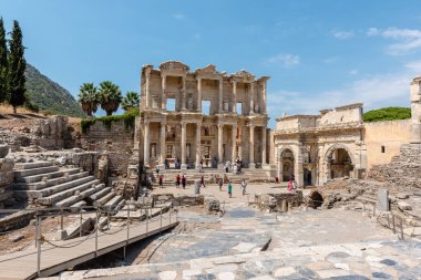 Yüksek çözünürlüklü panoramik görüntüsü selçuk, Izmir, Türkiye: 20 Ağustos 2017 yılında Efes tarihi antik kenti, antik Celsus Kütüphanesi