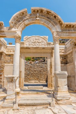 Selçuk, Izmir, Türkiye'de Efes tarihi antik kenti, Hadrian Tapınağı ayrıntılı görünüm.