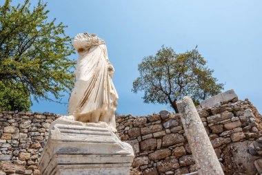 Izmir, Türkiye, Selçuk, Efes tarihi antik kenti içinde mermer heykel kalıntıları.