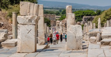 İnsanlar Herkül Gate antik kalıntılar, Selçuk, Izmir, Türkiye: 20 Ağustos 2017 yılında Efes tarihi antik kenti ziyaret