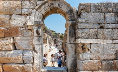 Selçuk, Izmir, Türkiye: 20 Ağustos 2017 yılında Efes tarihi antik kenti, antik kalıntılar kişi ziyaret