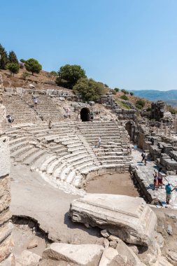 Selçuk, Izmir, Türkiye: 20 Ağustos 2017 yılında Efes tarihi antik kenti, antik kalıntılar, Odeon (Bouleuterion) kişi ziyaret