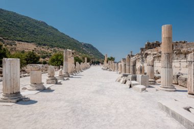 Selçuk, Izmir, Türkiye: 20 Ağustos 2017 yılında Efes tarihi antik kenti, antik kalıntılar kişi ziyaret