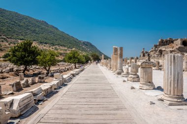 Selçuk, Izmir, Türkiye: 20 Ağustos 2017 yılında Efes tarihi antik kenti, antik kalıntılar kişi ziyaret
