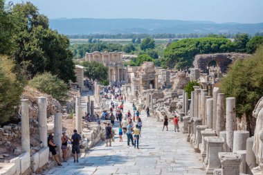 Selçuk, Izmir, Türkiye: 20 Ağustos 2017 yılında Efes tarihi antik kenti, antik kalıntılar kişi ziyaret