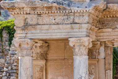 Selçuk, Izmir, Türkiye'de Efes tarihi antik kenti, antik Celsus Kütüphanesi detaylı görünümü Kapat.