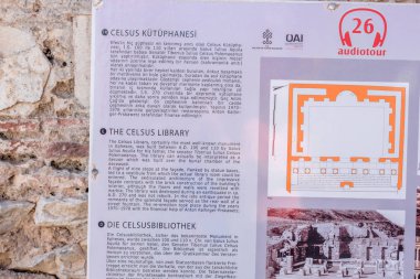 Selçuk, Izmir, Türkiye: 20 Ağustos 2017 yılında Efes tarihi antik kenti kalıntıları hakkında bilgi işareti