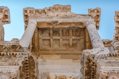 Selçuk, Izmir, Türkiye'de Efes tarihi antik kenti, antik Celsus Kütüphanesi detaylı görünümü Kapat.