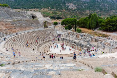 İnsanlar anfi tiyatro (Coliseum), Selçuk, Izmir, Türkiye: 20 Ağustos 2017 yılında Efes tarihi antik kenti ziyaret edin