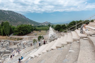 İnsanlar anfi tiyatro (Coliseum), Selçuk, Izmir, Türkiye: 20 Ağustos 2017 yılında Efes tarihi antik kenti ziyaret edin