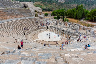 İnsanlar anfi tiyatro (Coliseum), Selçuk, Izmir, Türkiye: 20 Ağustos 2017 yılında Efes tarihi antik kenti ziyaret edin
