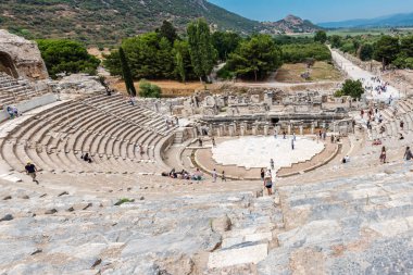 İnsanlar anfi tiyatro (Coliseum), Selçuk, Izmir, Türkiye: 20 Ağustos 2017 yılında Efes tarihi antik kenti ziyaret edin