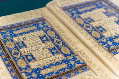 Müslüman kutsal antik kitap kuran Mevlana Müzesi, Konya, Türkiye. 28 Ağustos 2017