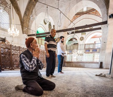 Ağustos 2017 Konya,Turkey.28 Mevlana Müzesi'nde insanlar dua