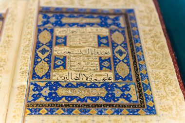 Müslüman kutsal antik kitap kuran Mevlana Müzesi, Konya, Türkiye. 28 Ağustos 2017