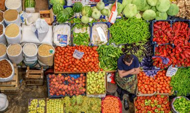«Ana sayfa» nerede insanlar sebze, meyve ve baharat Konya,Turkey.28 Ağustos 2017 satın geleneksel Türk bakkal çarşı olduğunu popüler Melike Hatun ın Bazaarı veya kadinlar pazari(Women Bazaar) görünümünü
