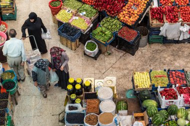 «Ana sayfa» nerede insanlar sebze, meyve ve baharat Konya,Turkey.28 Ağustos 2017 satın geleneksel Türk bakkal çarşı olduğunu popüler Melike Hatun ın Bazaarı veya kadinlar pazari(Women Bazaar) görünümünü
