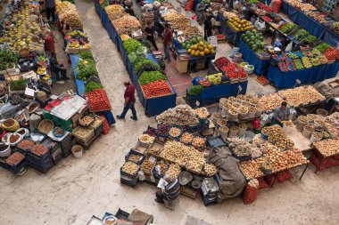 «Ana sayfa» nerede insanlar sebze, meyve ve baharat Konya,Turkey.28 Ağustos 2017 satın geleneksel Türk bakkal çarşı olduğunu popüler Melike Hatun ın Bazaarı veya kadinlar pazari(Women Bazaar) görünümünü