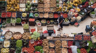«Ana sayfa» nerede insanlar sebze, meyve ve baharat Konya,Turkey.28 Ağustos 2017 satın geleneksel Türk bakkal çarşı olduğunu popüler Melike Hatun ın Bazaarı veya kadinlar pazari(Women Bazaar) görünümünü