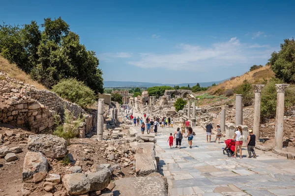 Pessoas Visitam Ruínas Antigas Antiga Cidade Histórica Éfeso Selcuk Izmir — Fotografia de Stock