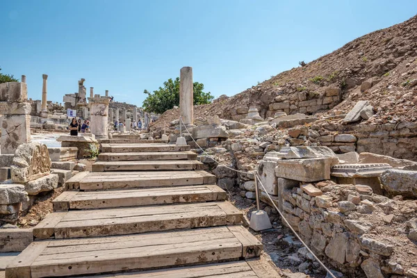 Pessoas Visitam Hércules Gate Ruínas Antigas Éfeso Cidade Histórica Antiga — Fotografia de Stock