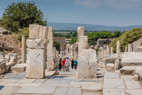 Människor Besöker Hercules Gate Antika Ruiner Historiska Antika Staden Efesos — Stockfoto