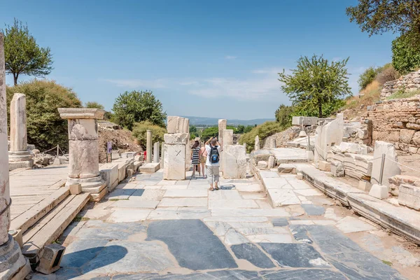 Människor Besöker Hercules Gate Antika Ruiner Historiska Antika Staden Efesos — Stockfoto