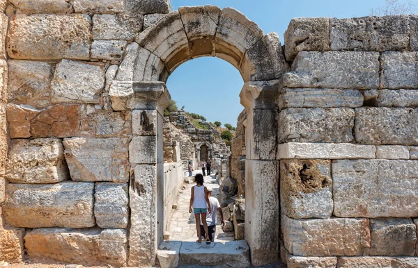 Gente Visita Ruinas Antiguas Antigua Ciudad Histórica Éfeso Selcuk Izmir —  Fotos de Stock