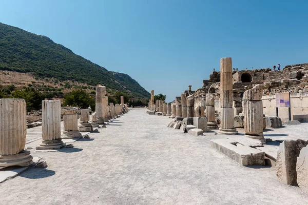 Selçuk, Izmir, Türkiye: 20 Ağustos 2017 yılında Efes tarihi antik kenti, antik kalıntılar kişi ziyaret