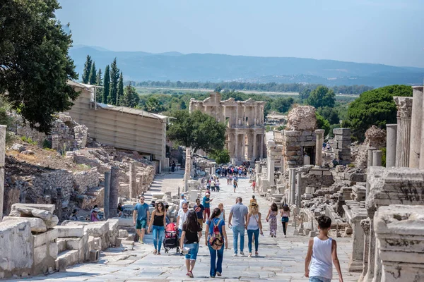 Pessoas Visitam Ruínas Antigas Antiga Cidade Histórica Éfeso Selcuk Izmir — Fotografia de Stock