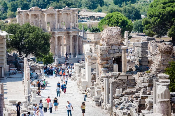 Gente Visita Ruinas Antiguas Antigua Ciudad Histórica Éfeso Selcuk Izmir — Foto de Stock