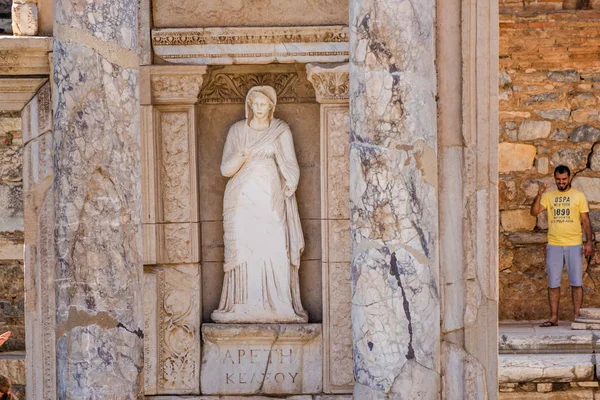 Люди Посещают Библиотеку Древнего Цельса Историческом Древнем Городе Эфес Измире — стоковое фото